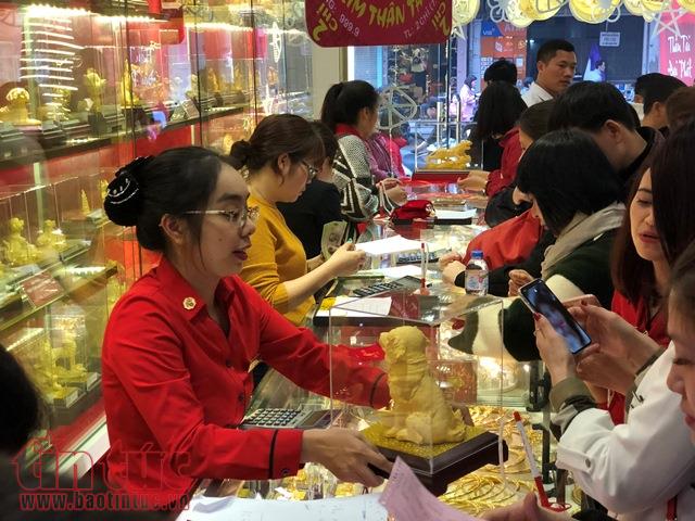 Mua vàng ngày Thần tài, người dân bị lỗ nặng, doanh nghiệp bội thu